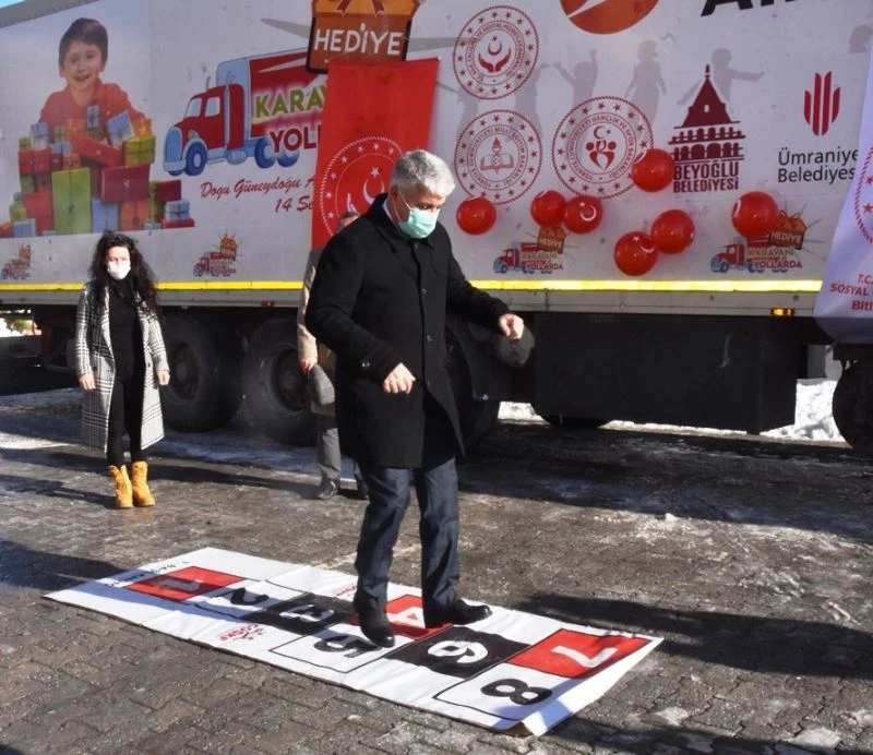 Hediye karavanı Bitlis’teki çocuklarla buluştu
