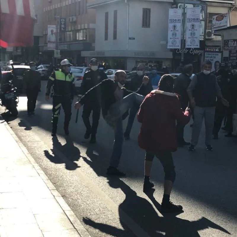Maske takmayan şahıs kimlik soran polise bıçak çekti
