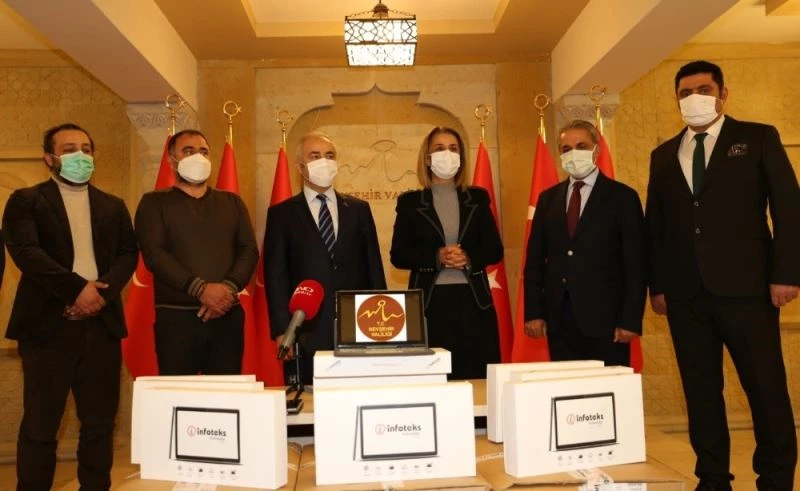 Kapadokya’da balon turizmcileri öğrencilere 100 tablet hediye etti
