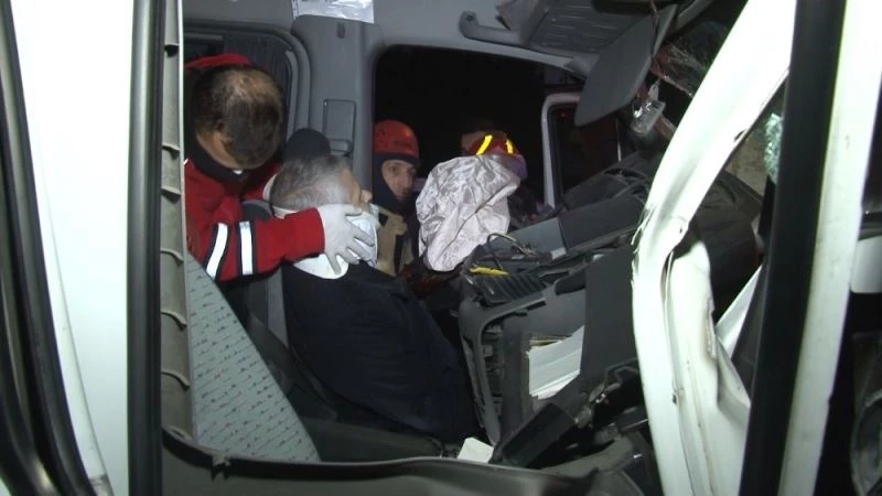 Minibüs emniyet şeridinde arıza yapan hafriyat kamyonuna çarptı: 3 yaralı
