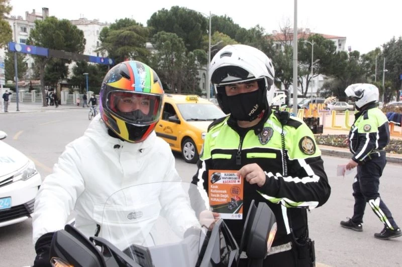 Sürücülere ‘Kaskım kafamdaki kaskom’ yazılı broşür dağıtıldı
