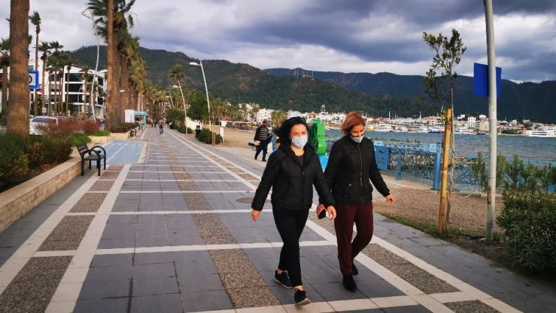 Marmarisliler 56 saatlik kısıtlama öncesi açık havada yürüyüş yaptı
