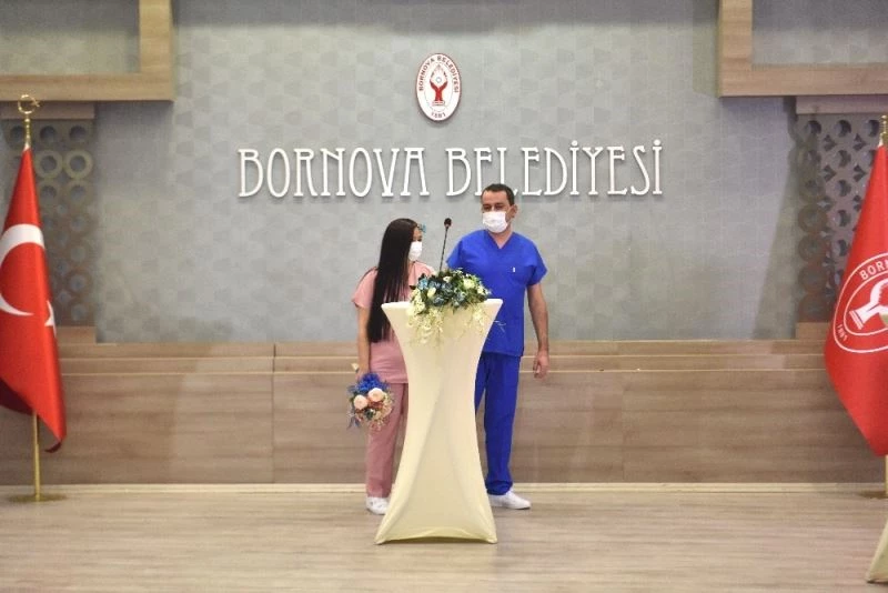 Hemşire önlüğü gelinlik, ambulans ise gelin arabası oldu
