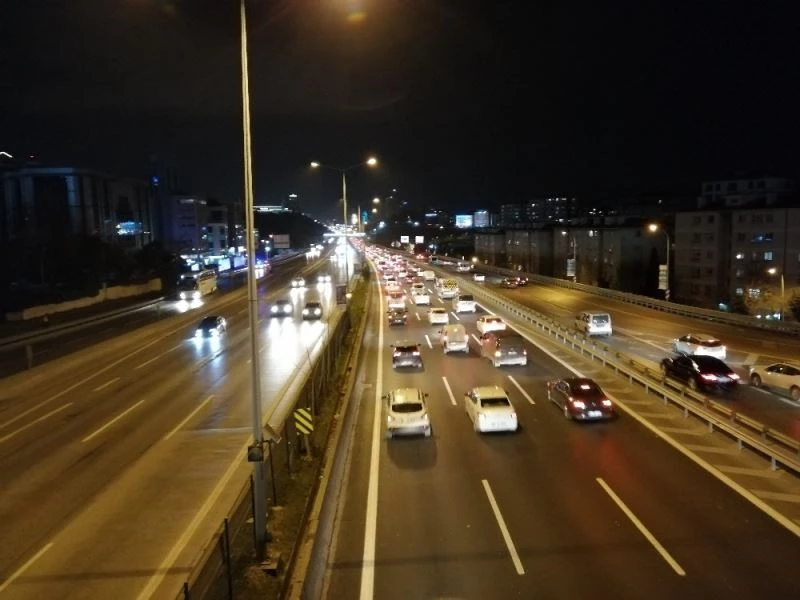 Sokağa çıkma kısıtlamasının başlamasıyla E-5’te trafik yoğunluğu
