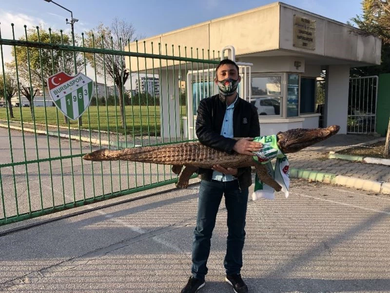 Bursaspor taraftarı tesise timsah getirdi
