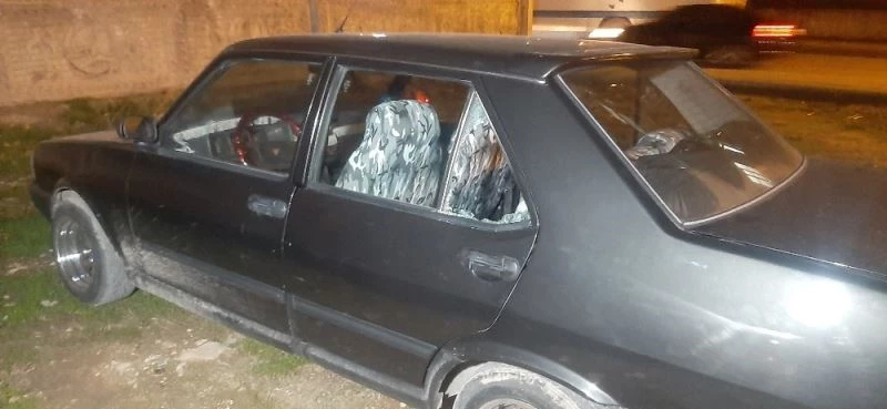 Taş ile camları kırılan otomobilden paralar çalındı
