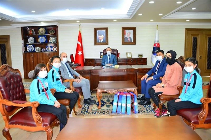 Vali Hüseyin Öner, Short Track yarışmasında dereceye giren öğrencileri ödüllendirdi
