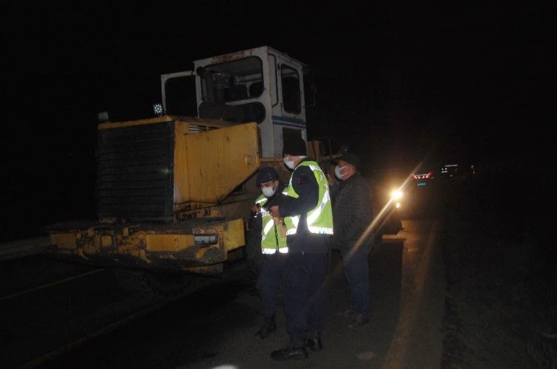 Yol ortasına terk edilen iş makinesinde kurşun izlerine rastlandı
