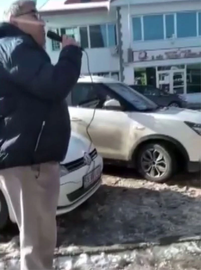 Alacaklısından megafonla parasını istedi, görenler hayrete düştü
