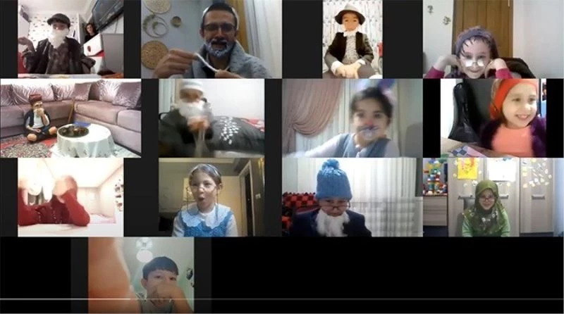 Ders saati dışında uyku vakitlerinde öğrencilerine masal anlatıyor
