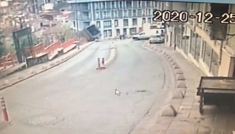 Freni boşalan nakliyat kamyonu, boş alana böyle uçtu
