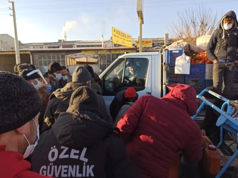 Kaza yerine tepsiyle çay servisi yapan şahıs akıllara durgunluk verdi

