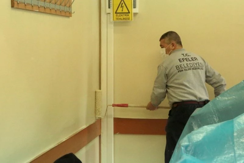 Efeler’de okullar boyanıyor
