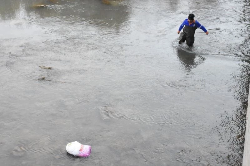 Kundağa benzetilen poşet ekipleri alarma geçirdi
