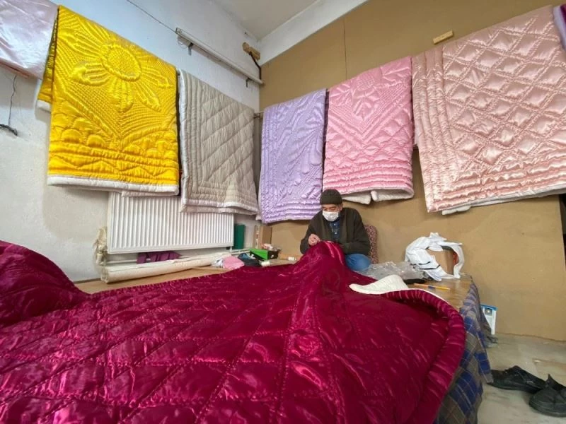 Yorgancılık mesleğini 50 yıldır sürdürüyor
