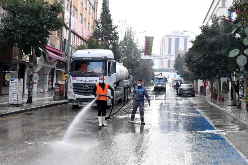 Isparta’da caddeler dezenfektanlı su ile yıkandı

