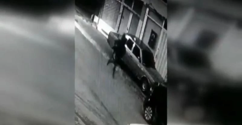 Hırsızlık yaparken ev sahibine yakalanan şüphelilerin kaçma anı kamerada
