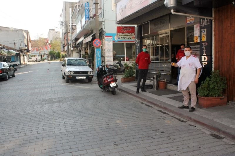 Manyas’ta Cadde ve meydanlar boşaldı
