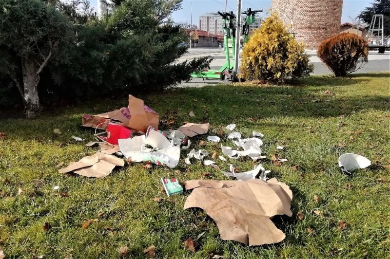 Çöp kovası varken yere atmayı seçtiler
