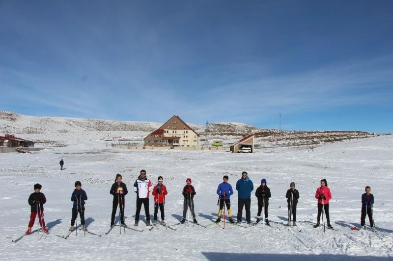 Hesarek beyaza büründü, kayaklı koşu sporcuları eğitime başladı
