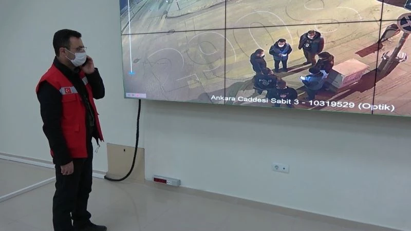 Sokağa çıkma kısıtlamasında kameralı denetim: 15 yaşındaki genç cezadan kurtulamadı
