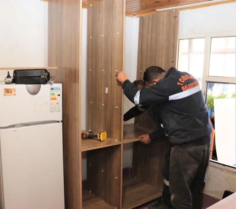 İhtiyaç sahibi ailenin mutfağı, Toroslar Belediyesince yenilendi
