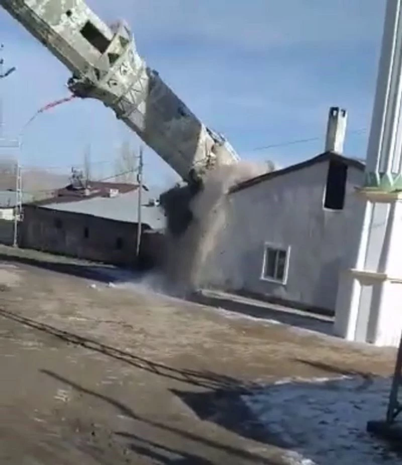 Caminin eskiyen minaresi dualar eşliğinde yıkıldı
