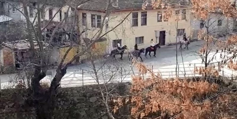 Kısıtlamaya uymadılar; kimi at bindi, kimi sokakta maç yaptı, kimi gezdi
