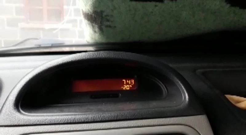 Vatandaşlardan araçlara kilimli, battaniyeli soğuk önlemi
