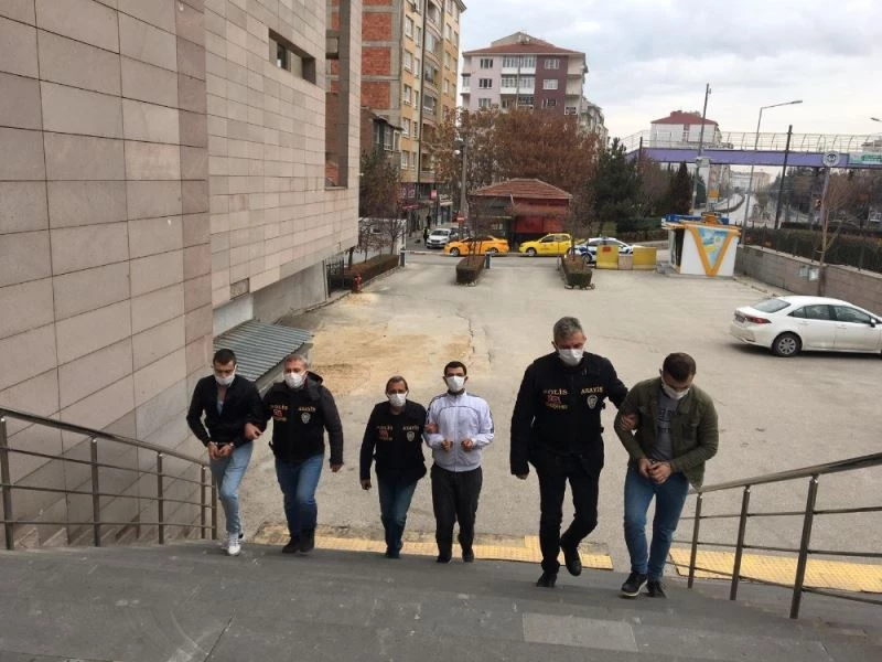 Kendi araçlarına takmak için başka arabanın kapısını ve farını çaldılar
