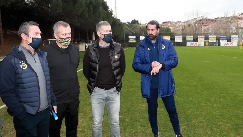 Fenerbahçe Başkanı Ali Koç, Yönetim Kurulu Üyeleri Mustafa Kemal Danabaş ve Selahattin Baki ile Sportif Direktör Emre Belözoğlu, sarı-lacivertli takımın bugünkü antrenmanını yakından takip etti.
