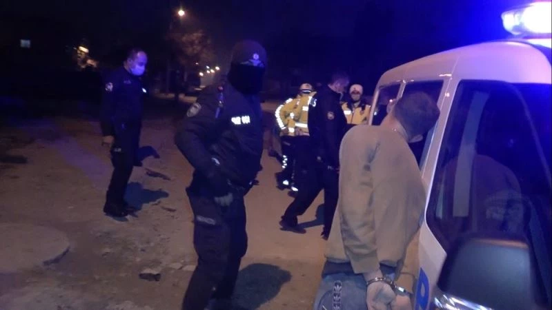 Ters şeritten giderken polisten kaçtı, yakalanınca ağlamaya başladı
