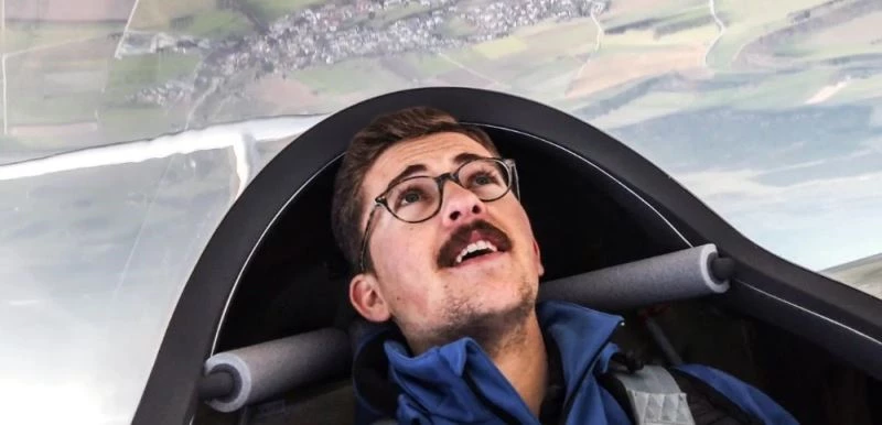 Almanya’da genç pilot gökyüzüne dev şırınga resmi çizdi
