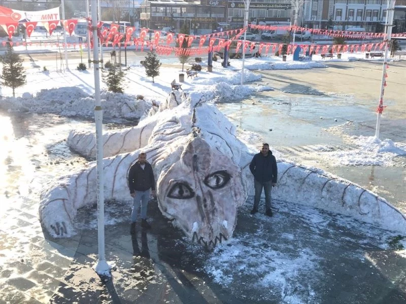 Temizlik işçileri bu kez kardan canavar yaptılar
