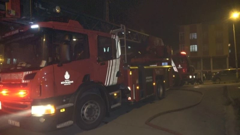 Arnavutköy’de hareketli dakikalar: Sigara izmariti atılan hurdalık yandı
