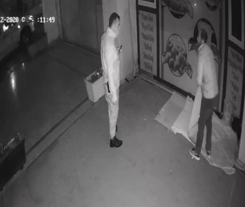 “Gidecek yerim yok” diyen vatandaş polis tarafından sokakta uyurken bulunup, misafirhaneye alındı
