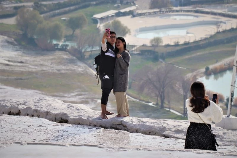 Kısıtlamadan muaf olan turistler Pamukkale’ye doyamadı

