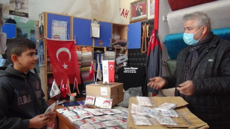 Yerden maske alıp kullanan yaşlıyı gördü 24 bin maske dağıttı
