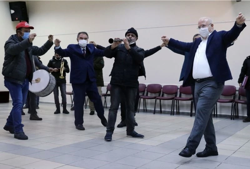 İşçiler zammı Muğla Zeybeği ile kutladı
