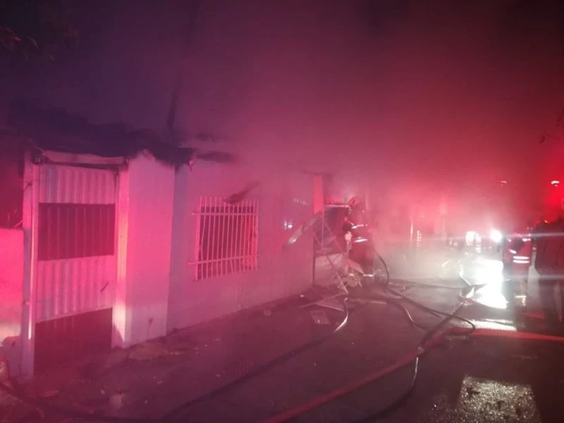 Yangında camlardaki demir korkulukları keserek mahsur kalanları kurtardılar
