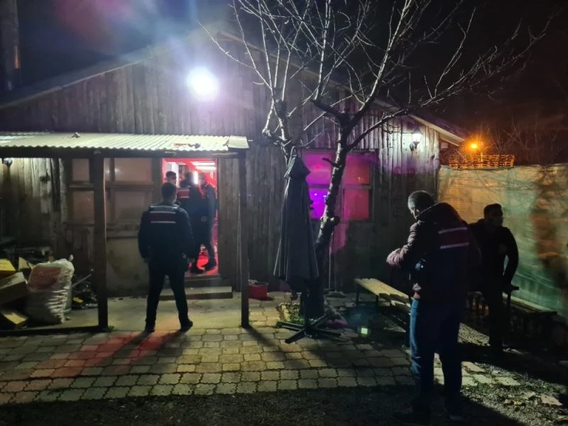 Bursa’da bağ evini eğlence mekanına çevirdiler, baskından kaçamadılar
