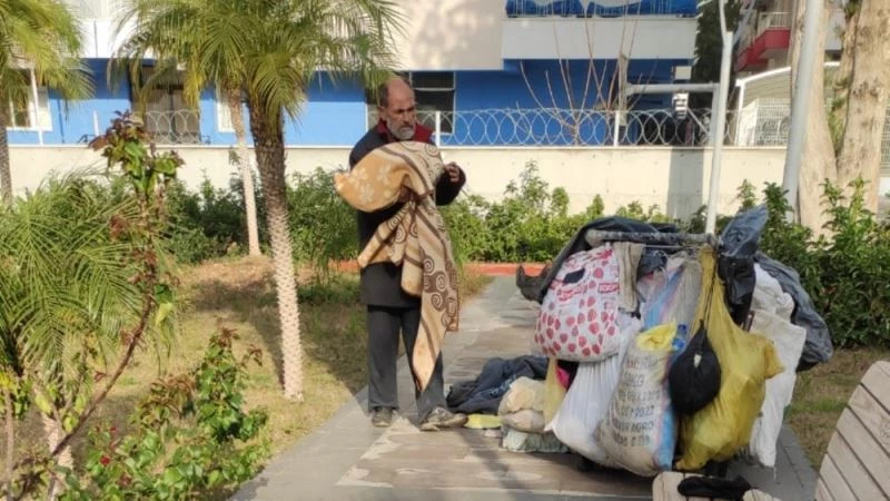 Parkta yatan hurdacıya zabıta ve bekçiler sahip çıktı
