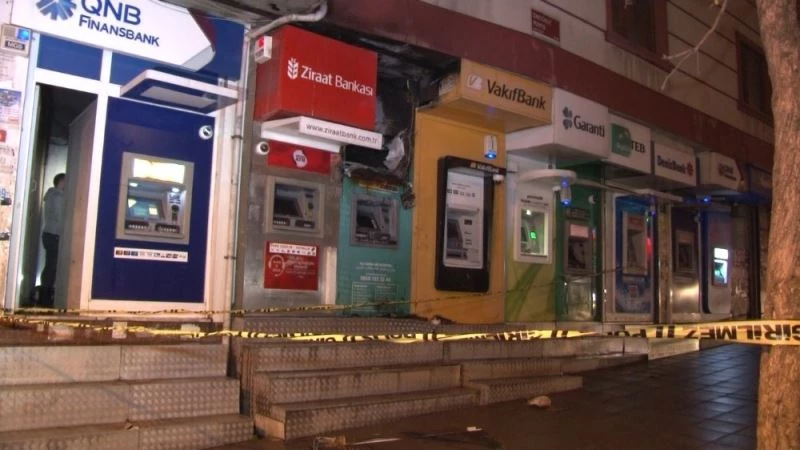 Esenyurt’ta özel bir bankaya ait bankamatikte yangın paniği

