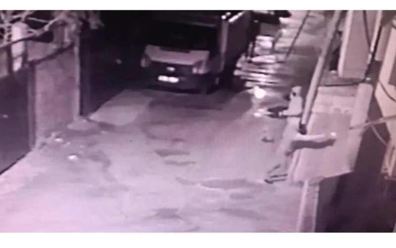 Hırsızlar fark edilince polise ateş etti
