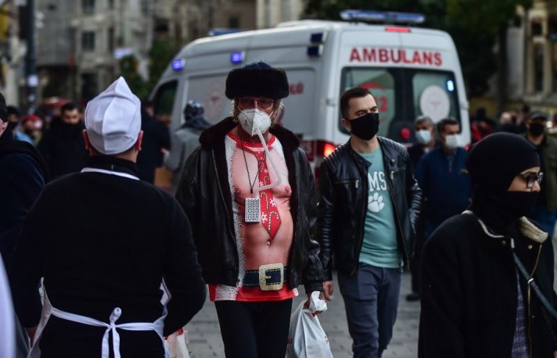 (Özel) Taksim’de garip giyimli turist dikkatleri üzerine çekti
