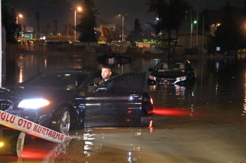 Sağanakta araçlar mahsur kaldı, ekipler teyakkuza geçti

