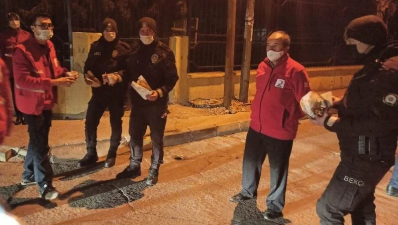 Kızılaydan polislere simit, kek ve çay ikramı

