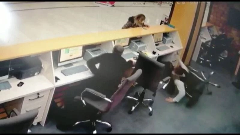 Sosyal mesafe kuralına uydu, kendini yerde buldu
