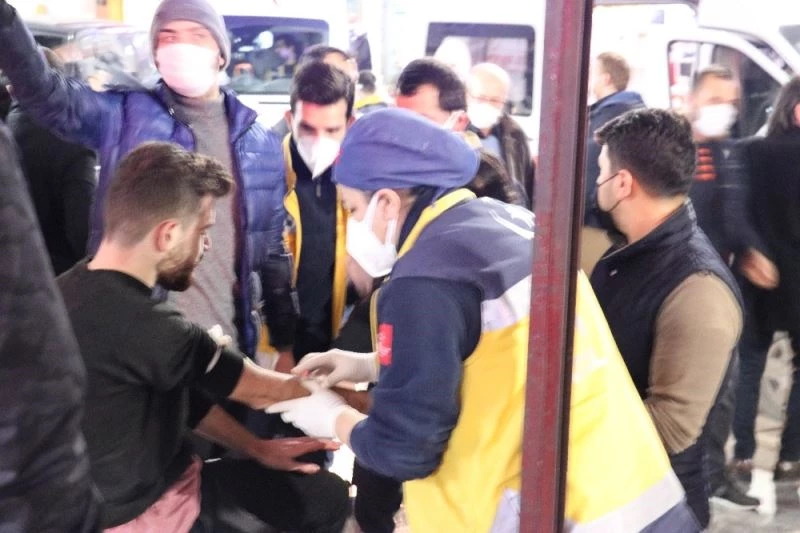 Saç tıraşını beğenmeyip berber kalfasını ve arkadaşını bıçakladı
