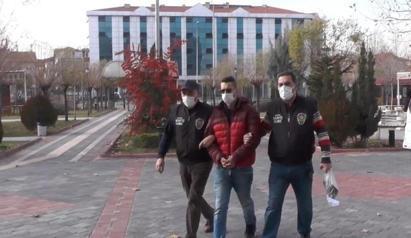 Kendilerini polis olarak tanıttılar, ‘vatan’ parolasıyla kapıyı açmasını istedikleri kadını dolandırdılar
